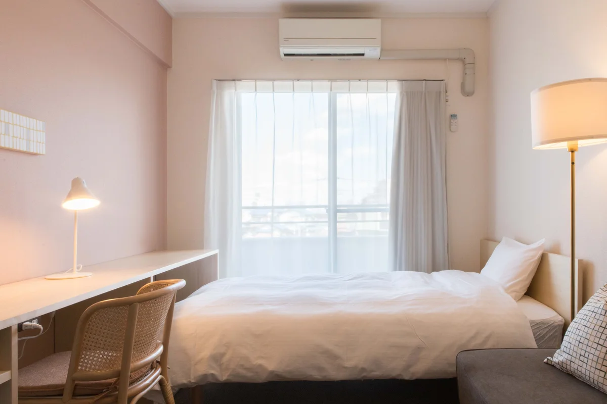 お部屋にはセミダブルのベッドを設置。ゆったり休めます。