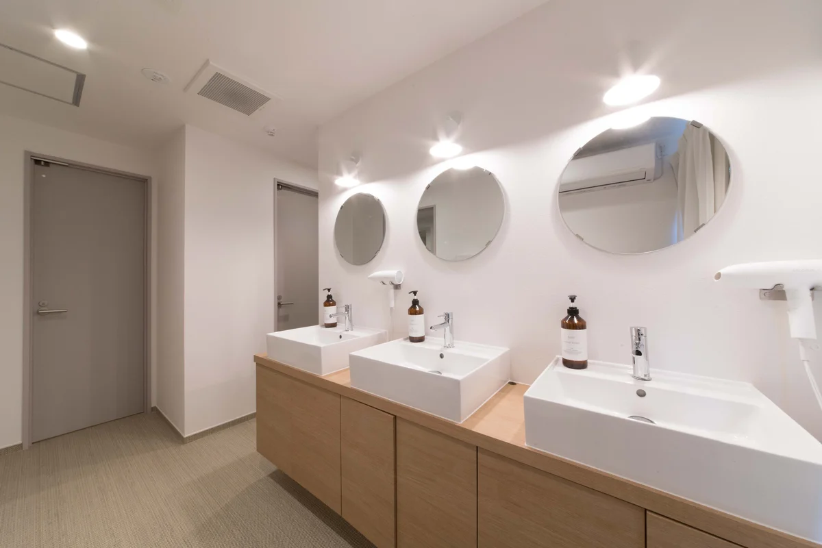 共用のシャワールームは男女別です。