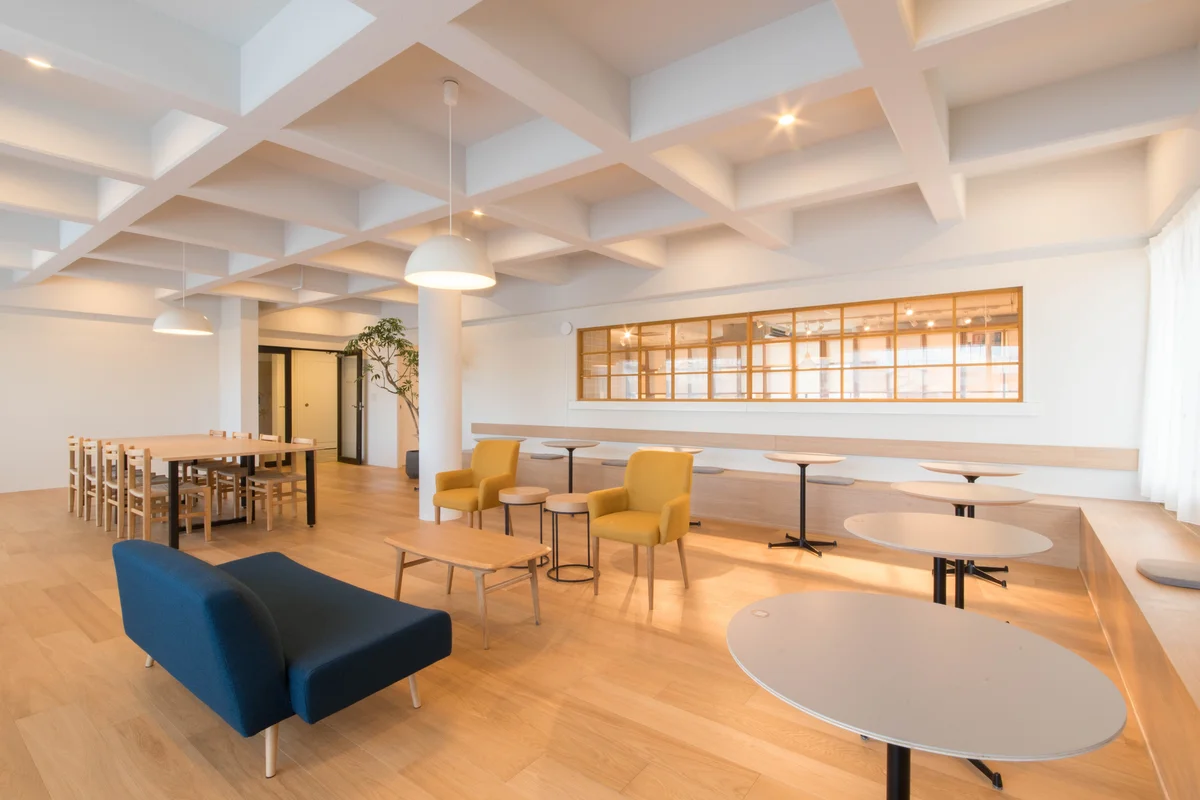 キッチンとつながる小窓でアクセントと開放感をプラスして。