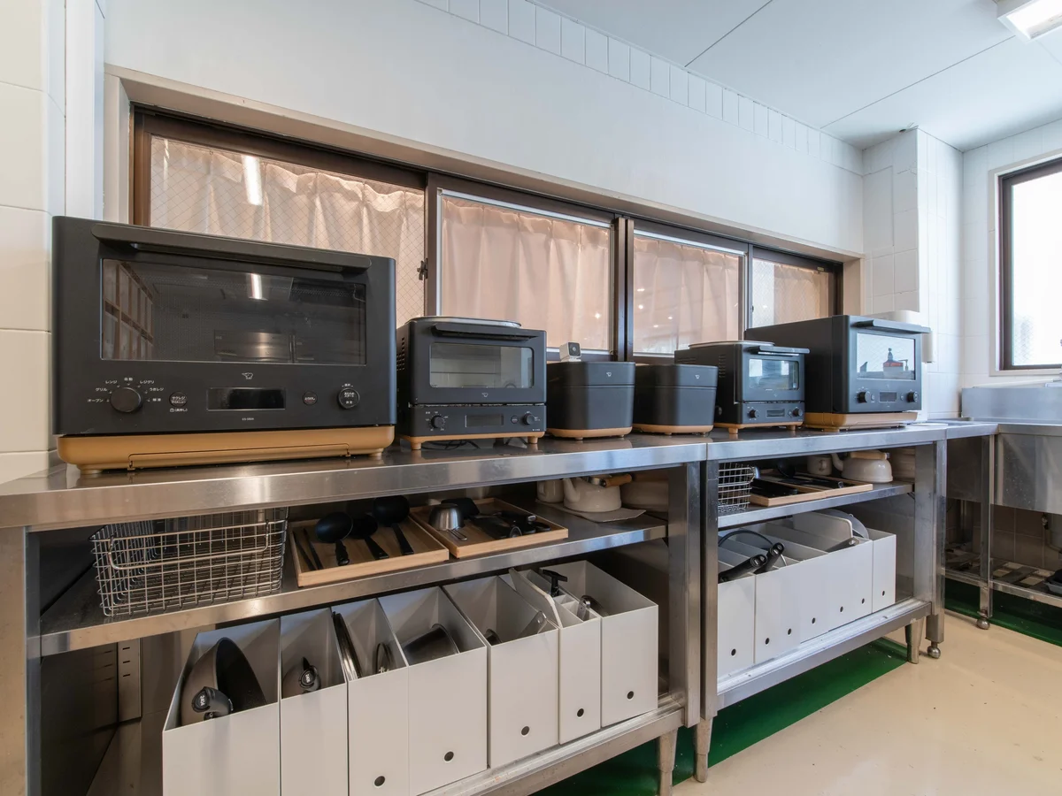 電子レンジや炊飯器、調理器具や冷蔵庫も完備。