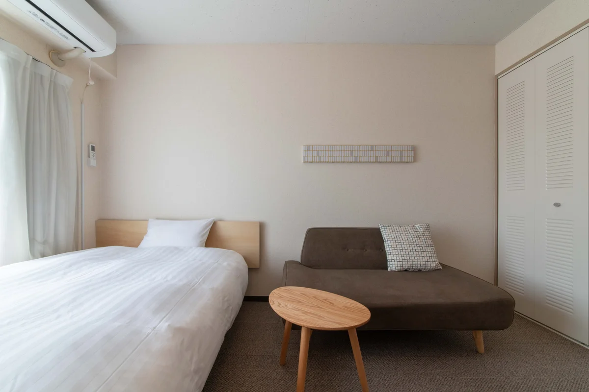 2人でも座れるゆったりとしたソファもございますよ。