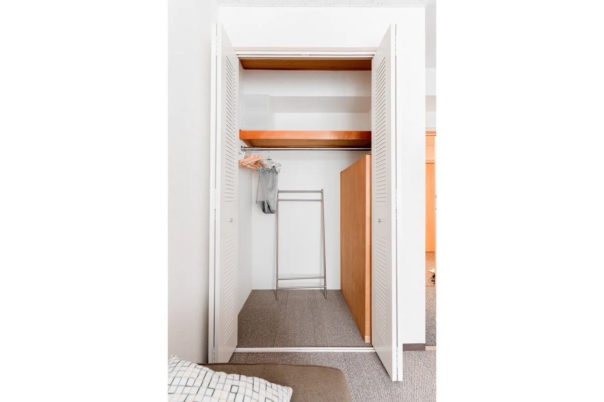 クローゼットには、ハンガー以外にもあったら嬉しい備品たちをご用意。