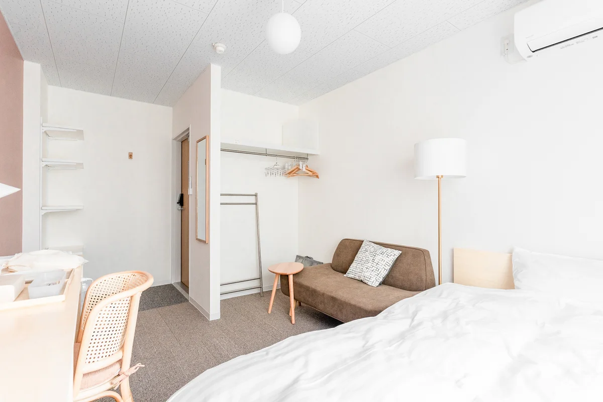 クッションや長押、ベッドライトはかわいらしくアクセントに。