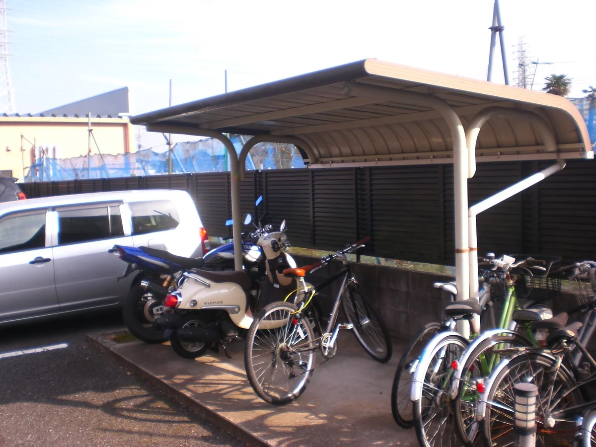 屋根付き駐輪場完備