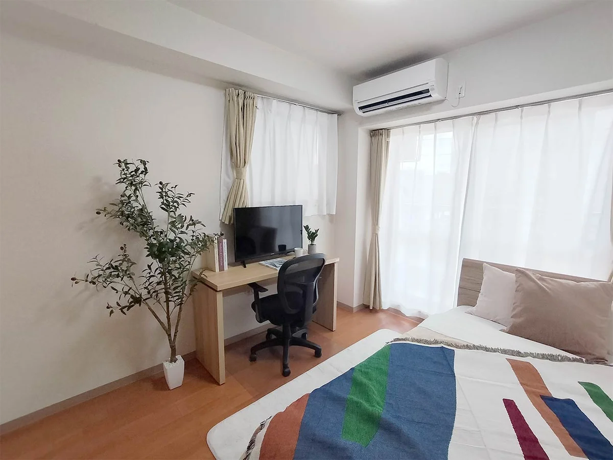 写真はお部屋のイメージです。ラグなどの室内装飾はございません。