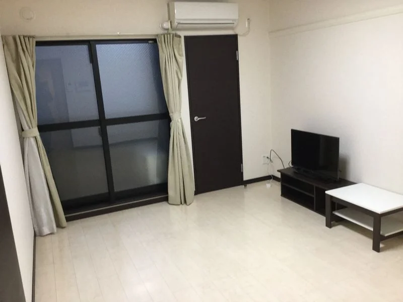 広々としたお部屋☆床はオフホワイトで明るい印象