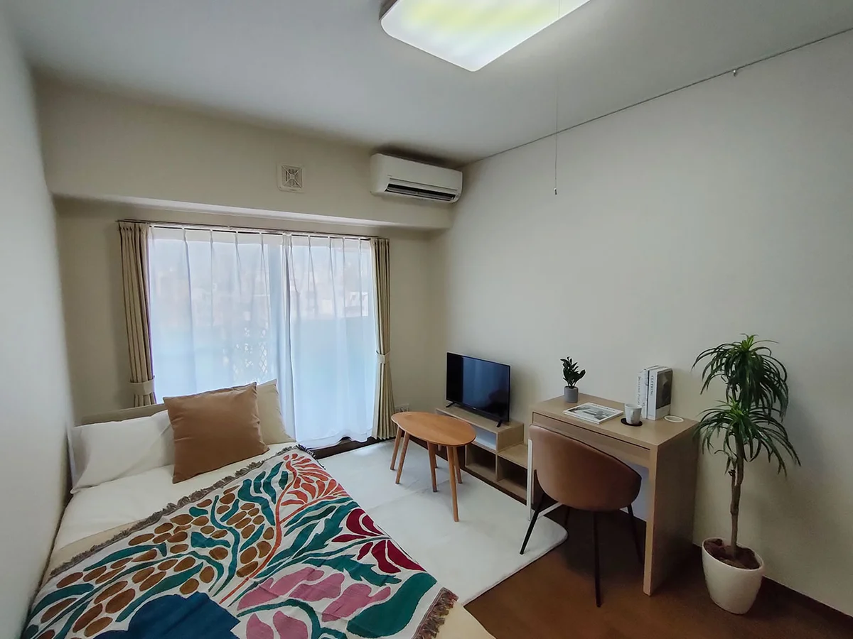 写真はお部屋のイメージです。ラグなどの室内装飾はございません。