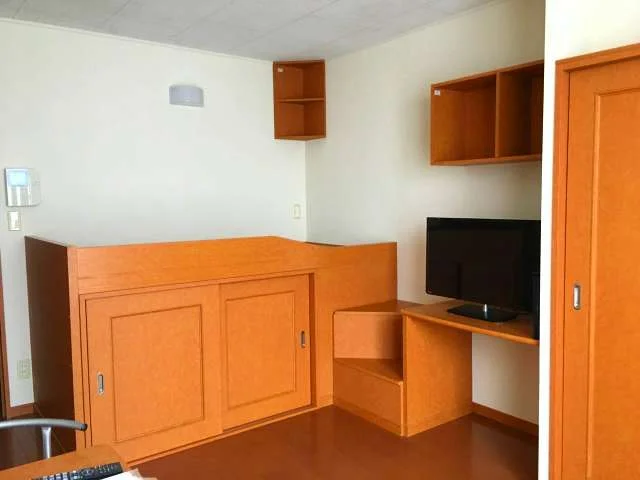 たっぷりのベッドや家電付き。