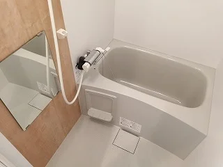 サーモスタット式水栓がついて、温度調節も便利です。