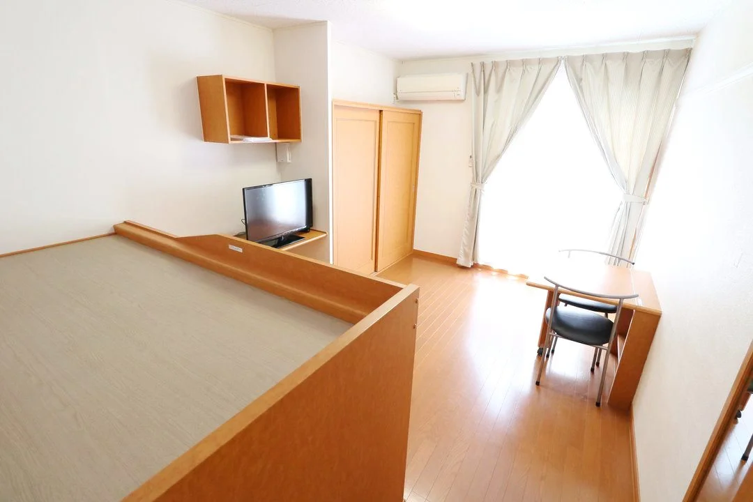 南向きで開放的な窓から日当たり良好なお部屋になります。