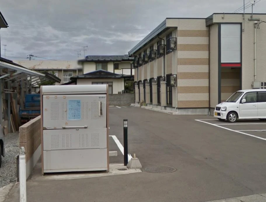 別物件のレオパレスの共同ゴミ庫へ