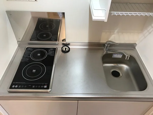 手前側ＩＨコンロ、奥側ラジエントヒーター