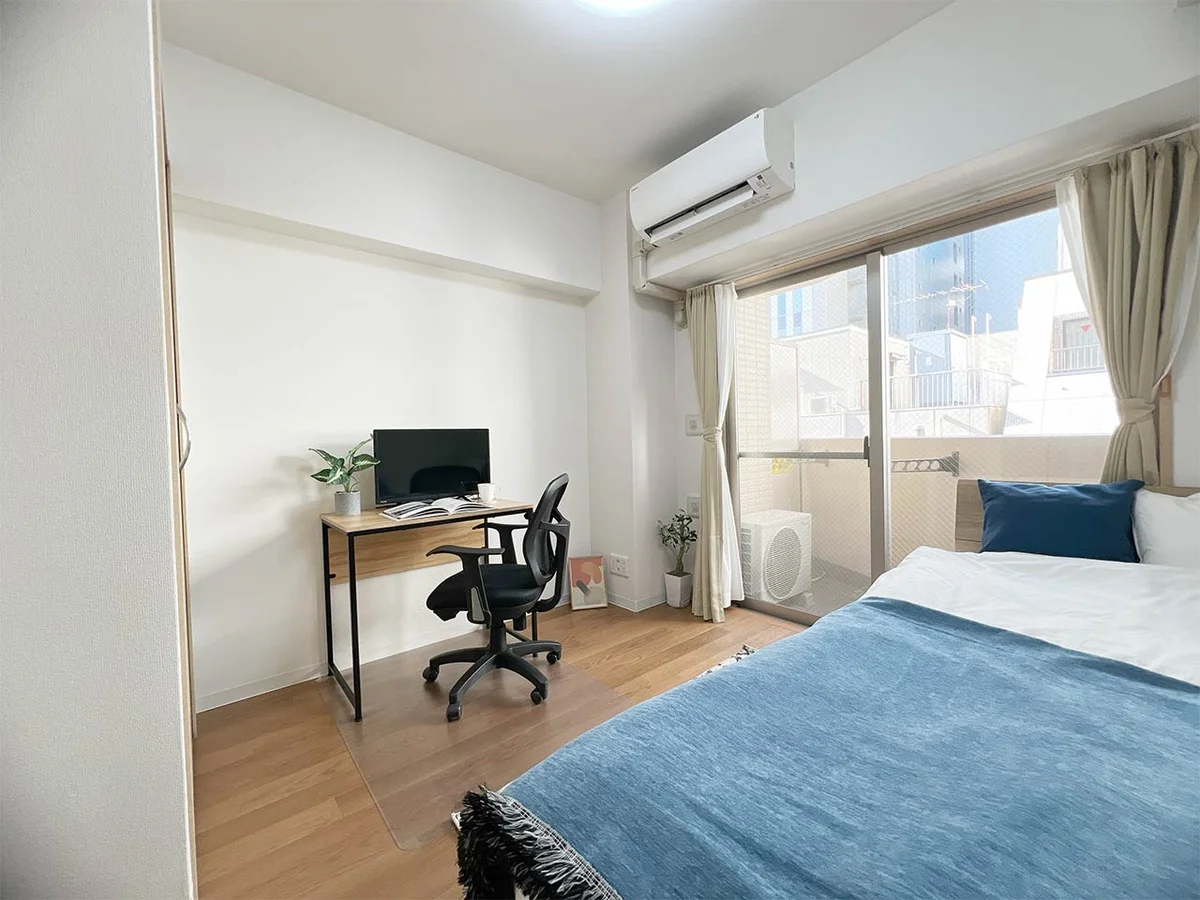 写真はお部屋のイメージです。ラグなどの室内装飾はございません。