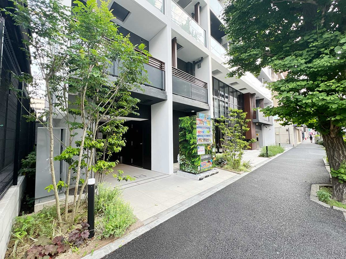 写真はお部屋のイメージです。ラグなどの室内装飾はございません。