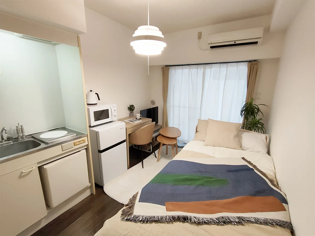 写真はお部屋のイメージです。ラグなどの室内装飾はございません。