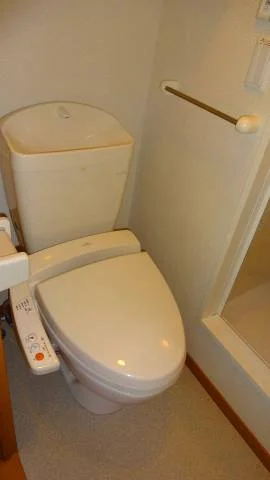 清潔なトイレは温水洗浄便座です！