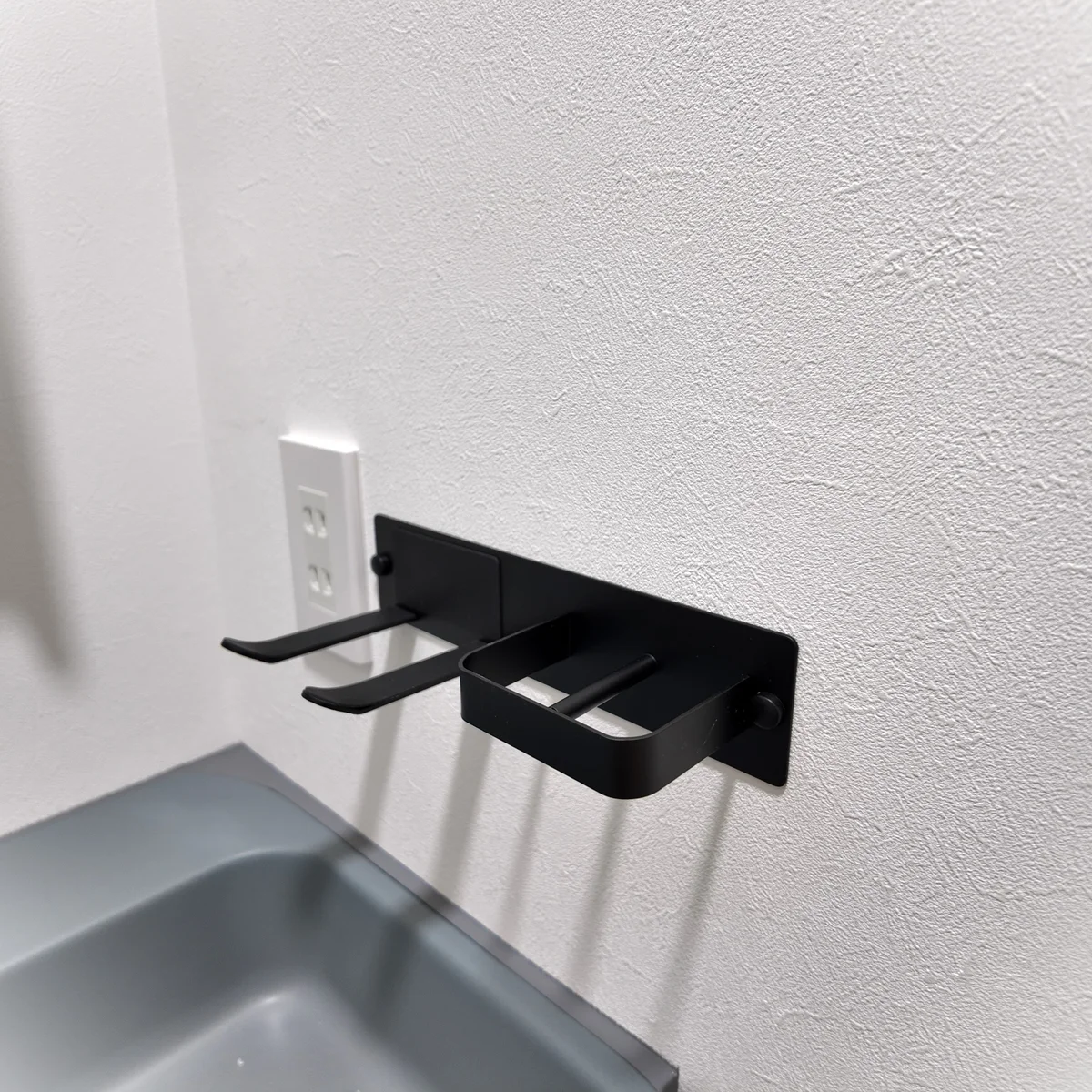 洗面台横にはヘアドライヤー置きも設置しスッキリ収納。