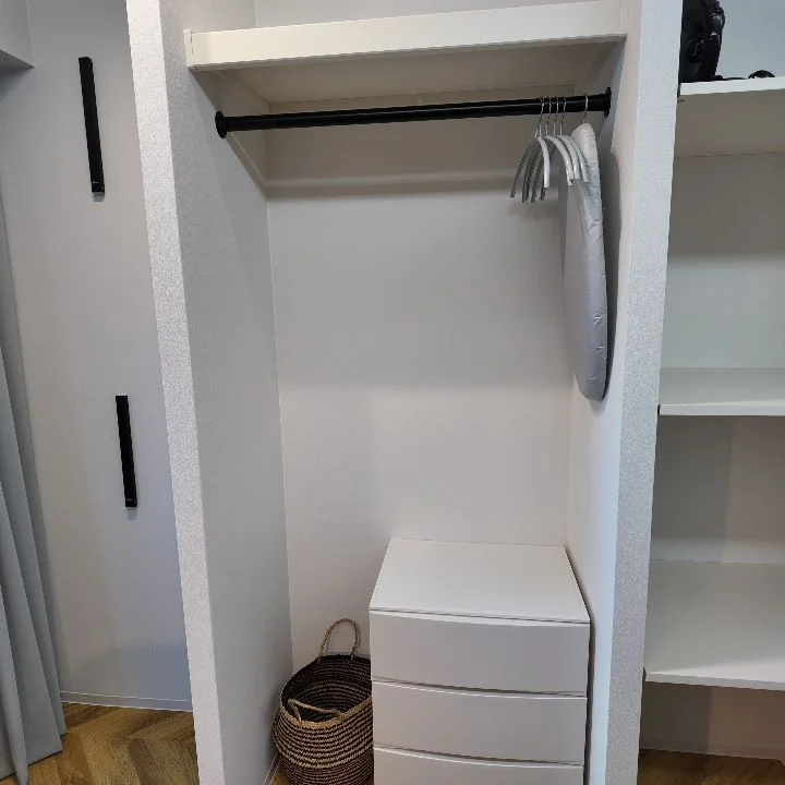 使いやすいオープンクローゼットにはチェストも設置、大きなキャリーケースもすっぽり収納。