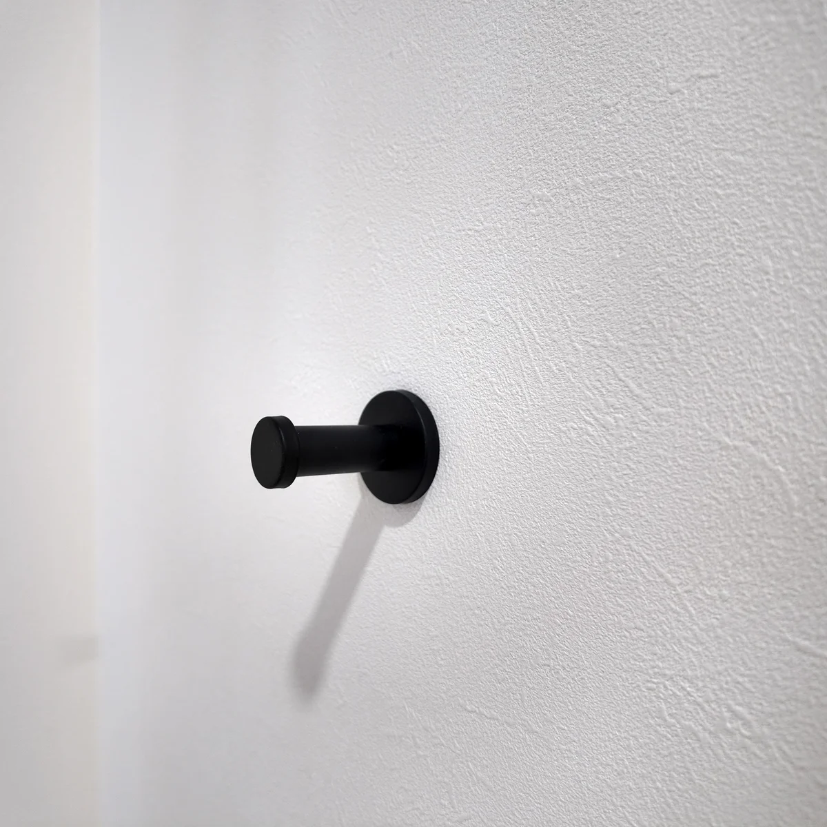 玄関付近に設置した装飾フック