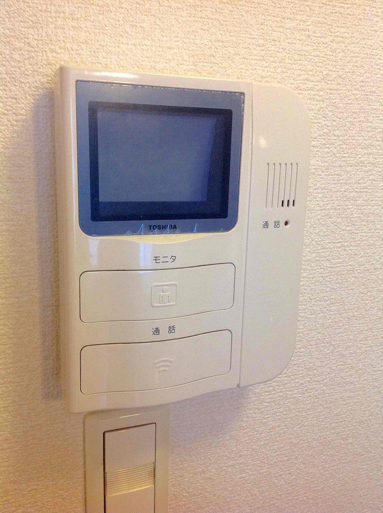 モニター付きインターホンで安心。同タイプの写真です。