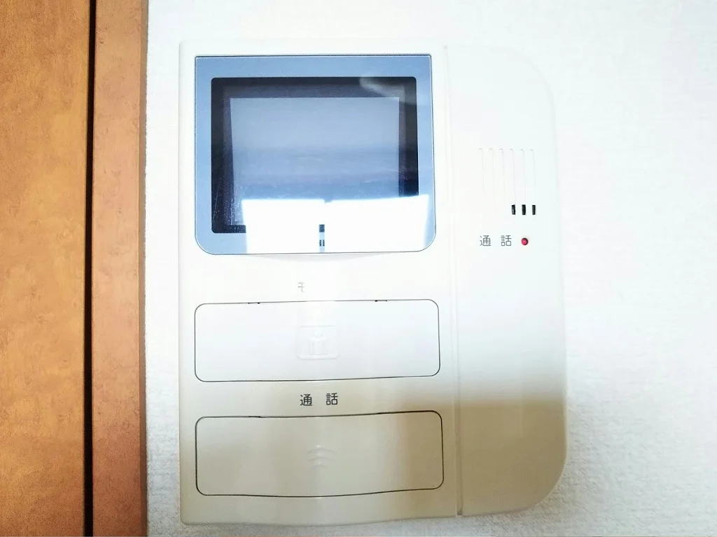 モニター付きインターホンで安心。同タイプの写真です。