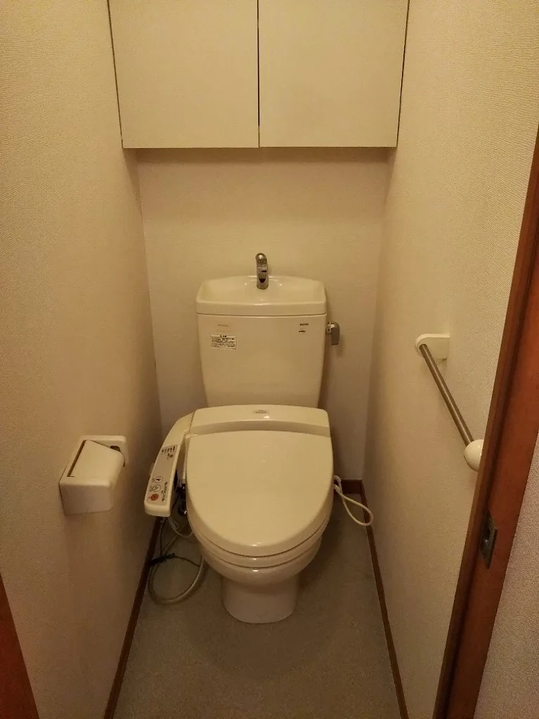 温水洗浄便座付き。同タイプの写真です。