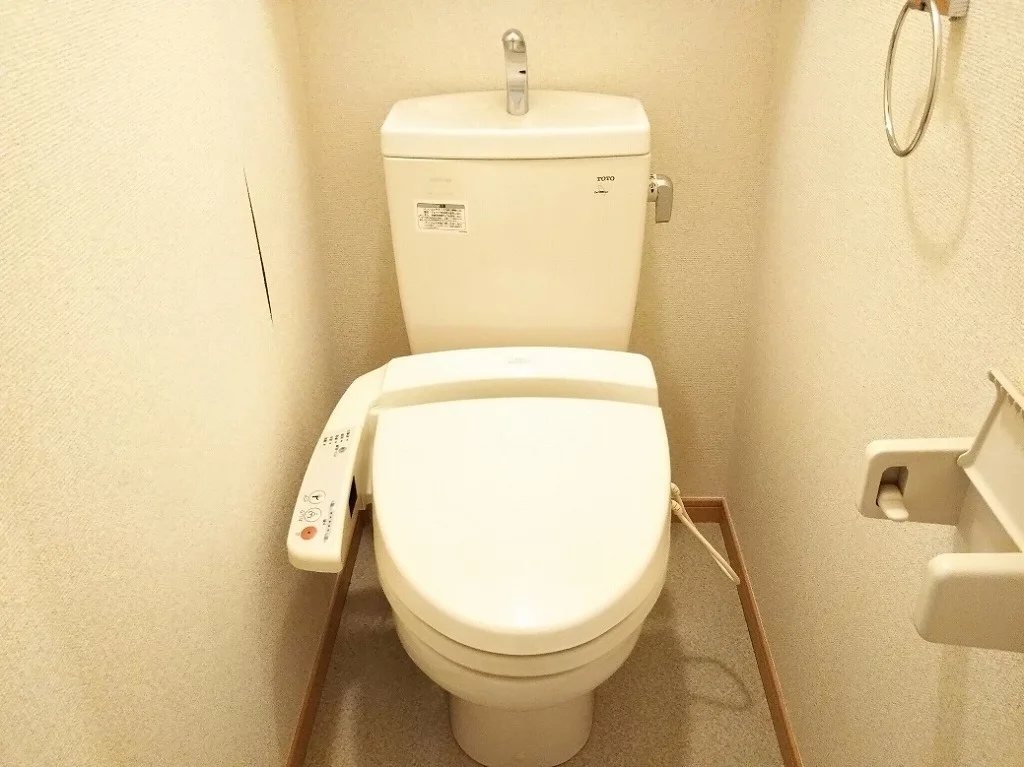 温水洗浄便座付き。同タイプの写真です。