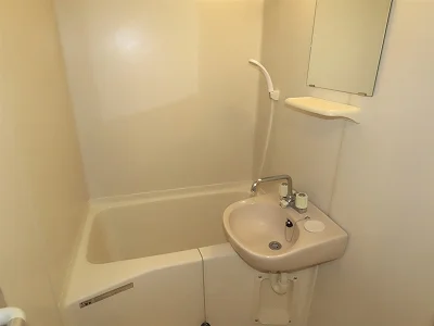 洗面台とユニット式のお風呂です