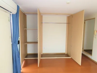 居間に大きい収納スペースがあります