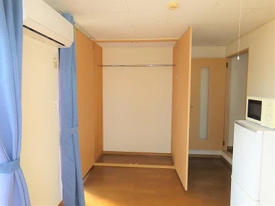 居間に大きい収納スペースがあります