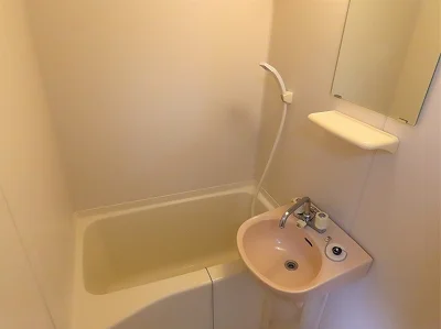 洗面台とユニット式のお風呂です