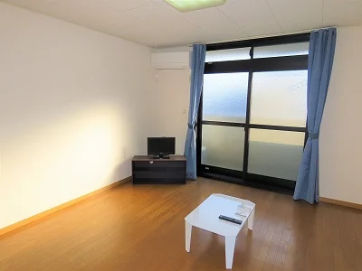 カーテンやテーブル、テレビも備え付けです