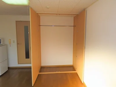 居間に大きい収納スペースがあります