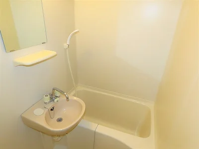 洗面台とユニット式のお風呂です