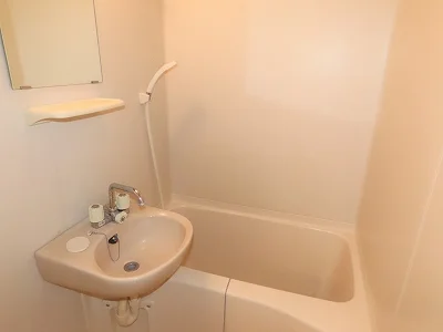 洗面台とユニット式のお風呂です