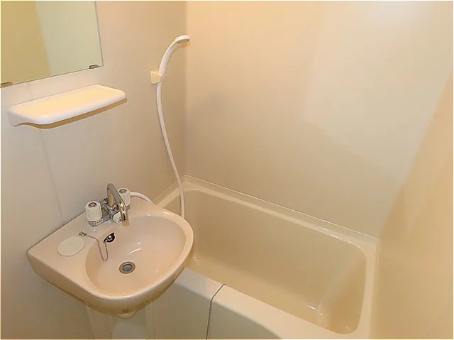 洗面台とユニット式のお風呂です