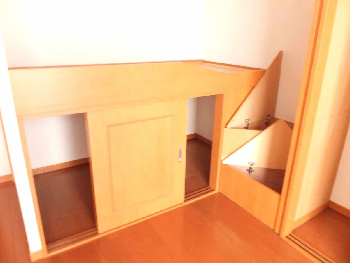 ベッド下、階段下は大容量収納！