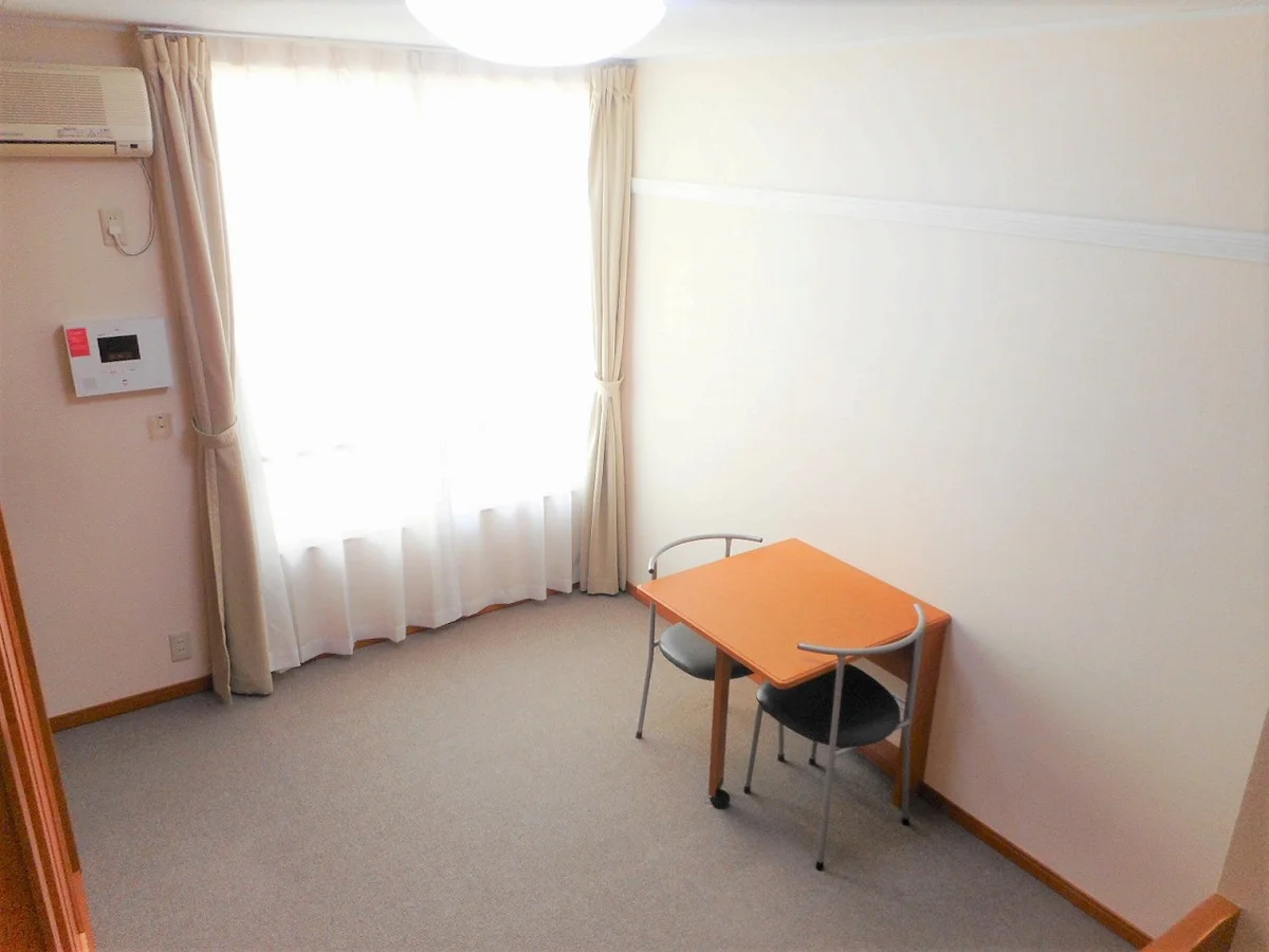 テーブルは折り畳み式です