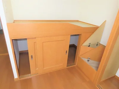 ベッド下、階段下は大容量収納！