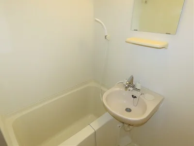 洗面台とユニット式のお風呂です