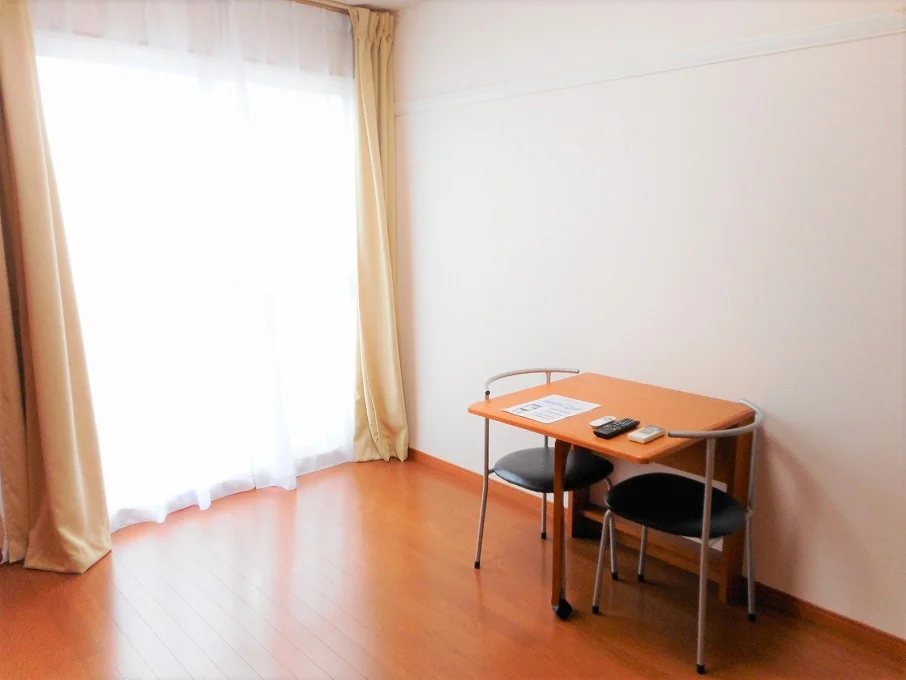 テーブルは折り畳み式です