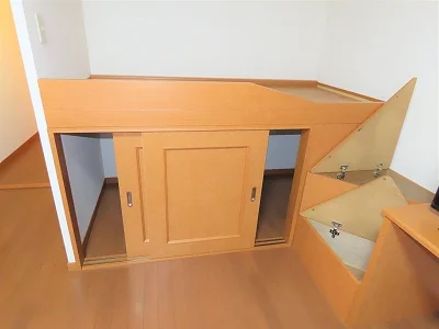 ベッド下、階段下は大容量収納！