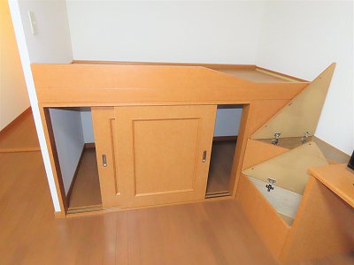 ベッド下、階段下は大容量収納！