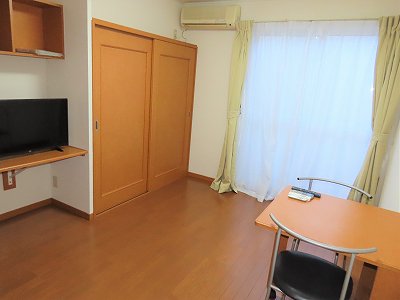 カーテンやテーブル、テレビも備え付けです