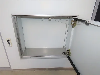 玄関扉に宅配ボックスあり