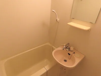 洗面台とユニット式のお風呂です