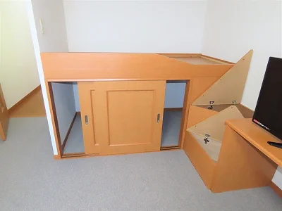 ベッド下、階段下は大容量収納！