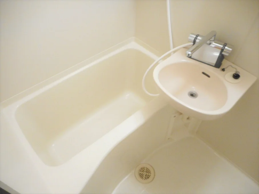 洗面台とユニット式のお風呂です