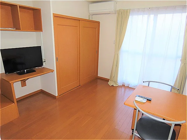 カーテンやテーブル、テレビも備え付けです