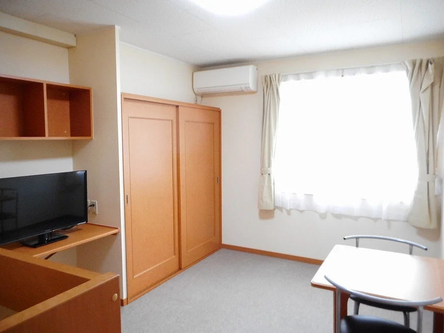 カーテンやテーブル、テレビも備え付けです